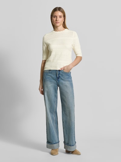 Frauenmodel trägt Strickpullover mit 1/2-Arm Modell 'MILOS' von Vila, cremefarben, Rundhalsausschnitt, Viskose-Mix, Regular-Fit, Damen, Ganzkörperansicht von vorne.