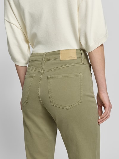 Frauenmodel trägt Straight Fit Jeans aus Baumwoll-Mix Modell 'KAROLIN' von s.Oliver RED LABEL, Optik: Unifarben, Nahaufnahme Rückansicht.