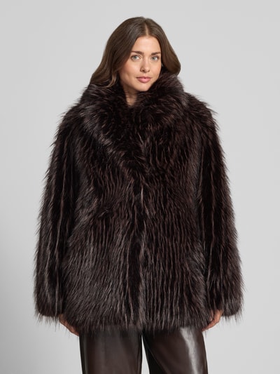Frauenmodel trägt Jacke aus Kunstfell mit Schalkragen von PETITE M., dunkle Brauntöne, Regular Fit, Vorderansicht, Nahaufnahme Oberkörper. Rückenlänge 80 cm, Schulterbreite 49 cm, Brustweite 54 cm, Ärmellänge 68 cm.