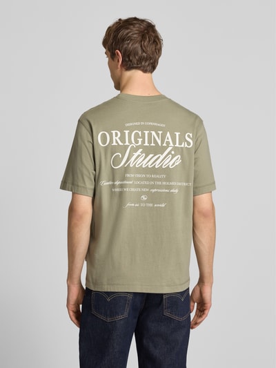 Männermodel trägt T-shirt met statementprint model 'NORREBRO' van Jack & Jones, puur katoen, recht model, ronde hals, ruglengte maat M 68 cm, Ganzkörperansicht Rückansicht