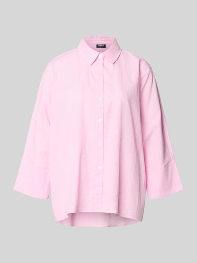 Produktfoto, Boxy Fit Bluse aus reiner Baumwolle Modell 'AUGUSTA' von Only in Optik:Allover-Muster mit feinem Streifenmuster, Hemdkragen, Kimonoärmel, Verschluss:einreihige Knopfleiste, Twillgewebe, rosa-weiß gestreift, strukturierte Oberfläche.
