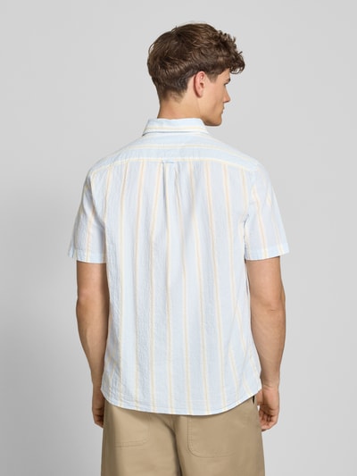 Männermodel trägt Regular Fit Freizeithemd aus Baumwoll-Mix von Tommy Jeans mit Optik:Allover-Muster, gestreift, Ganzkörperansicht Rückansicht.