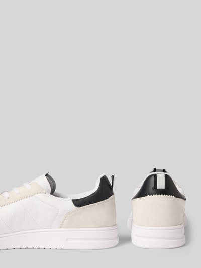 Produktfoto, Sneaker mit Label-Stitching von Polo Ralph Lauren aus Echtleder, abgerundete Spitze, strukturierte Sohle, Schnürverschluss, Absatzhöhe 3 cm, Schafthöhe 8 cm, Schaftweite 7 cm, weißes und schwarzes Farbschema, klare Linien, glatte sowie strukturierte Texturen.