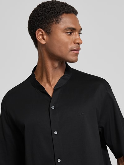Männermodel trägt Regular Fit Freizeithemd mit V-Ausschnitt und Label-Stitching von Emporio Armani, Reine Baumwolle, Nahaufnahme Oberkörper.