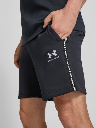 Männermodel trägt Shorts mit elastischem Bund und Label-Stitching von Under Armour im Baumwoll-Mix, Nahaufnahme Oberschenkel.