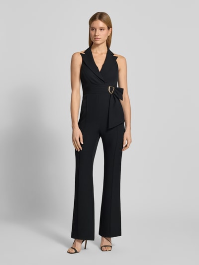 Vrouwenmodel draagt Regular Fit Jumpsuit met Reverskraag van Rinascimento in zwart, getailleerd, mouwloos, siernaden, v-hals, hele lichaamsaanzicht van voren.