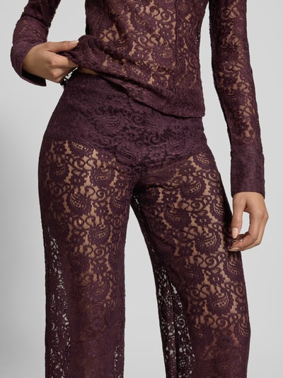 Frauenmodel trägt Stoffhose aus Spitze Modell 'GRACE' von Mango, transparentes Paisley-Muster, dunkellila Farbe, Nahaufnahme Oberkörper.