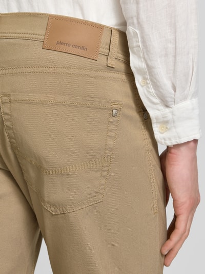 Männermodel trägt Fein strukturierte Hose mit Label-Detail von Pierre Cardin, Baumwoll-Mix mit Stretch-Anteil, Nahaufnahme Rückansicht.