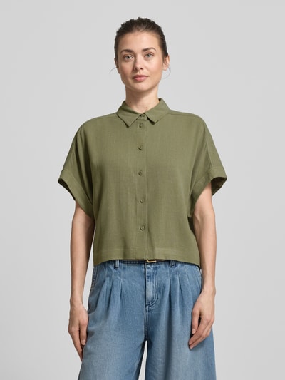 Frauenmodel trägt Regular Fit Bluse aus Viskose-Leinen-Mix Modell 'VIVA' von Selected Femme in Olive, kurzarm, unifarben, Hemdkragen, Ganzkörperansicht von vorne.