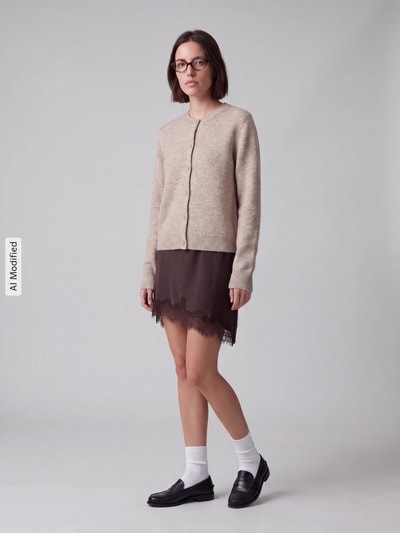 Frauenmodel trägt Regular Fit Strickjacke mit Woll-Anteil Modell 'MALOU' von PIECES in Beige zu braunem Rock, Ganzkörperansicht von vorne, KI-modifiziertes Bild.