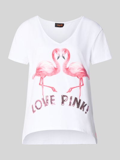 Produktfoto, T-Shirt mit Motiv-Print Modell 'Flamingo Love Me' von miss goodlife, biały bawełniano-elastanowy materiał, krój regular fit, dekolt w serek, kolorowy nadruk flamingów oraz napis, długość tyłu w rozmiarze S: 66 cm