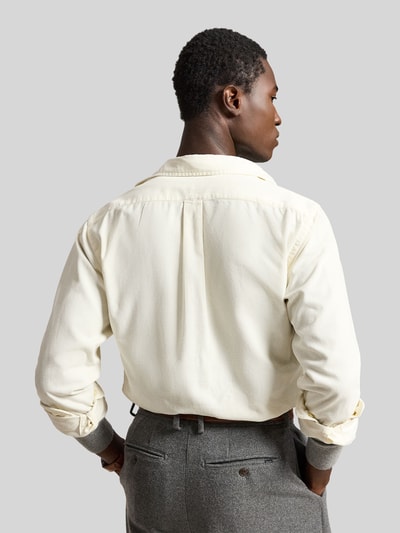 Männermodel trägt Custom Fit Freizeithemd aus reiner Baumwolle von Polo Ralph Lauren in Creme, glatte Textur, Ganzkörperansicht Rückansicht.