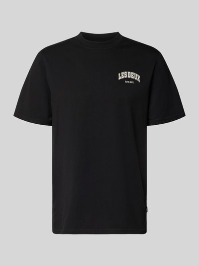 Produktfoto, czarne T-Shirt mit Label-Print Modell 'Brady whop' von Les Deux z czystej bawełny, prosty krój, okrągły dekolt, detal logo, długość tyłu w rozmiarze M: 72 cm, gładka tekstura