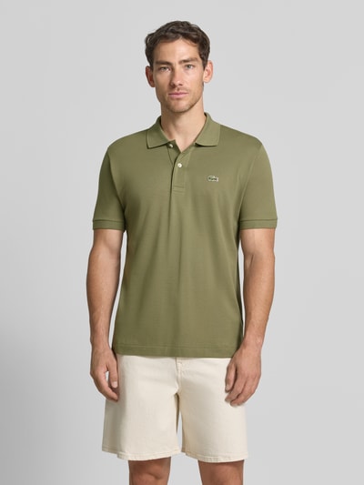 Mannenmodel draagt Regular fit poloshirt uit puur katoen van Lacoste in olijfgroen, gladde stof, Heren poloshirt, vooraanzicht, Nahaufnahme Oberkörper