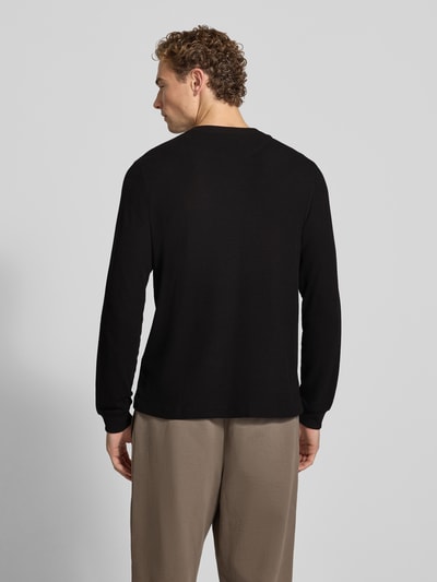 Mannelijk model draagt zwart Regular Fit shirt met lange mouwen van puur katoen, Regular Fit Langarmshirt aus reiner Baumwolle van Lacoste, Heren, Ganzkörperansicht Rückansicht.