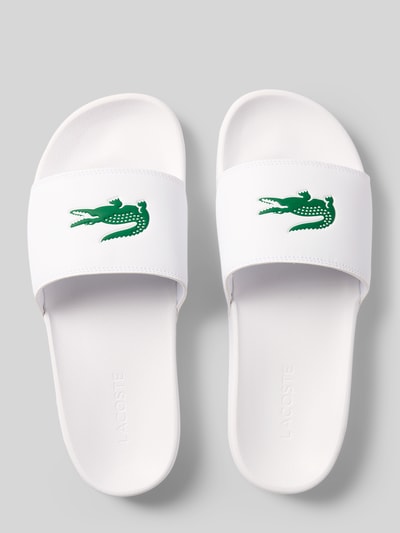 Produktfoto, Badeschuhe mit Logo Print Modell 'SERVE SLIDE' von Lacoste, Optik: Unifarben, Schuhspitze: abgerundet, Absatzform: flach, Applikation: Logo-Print, Verschluss: Schlupf/offen, Sohle: strukturiert