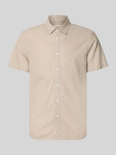 Produktfoto, Regular Fit Freizeithemd mit Kentkragen Modell 'ABAN' von Blend in Beige mit Knopfleiste und 1/2-Arm, glatte Textur. Rückenlänge bei Größe M: 73 cm, Schulterbreite: 43 cm, Ärmellänge: 22 cm.