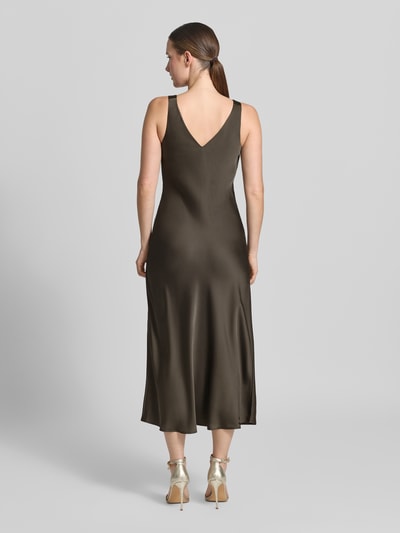 Frauenmodel trägt Regular Fit Midikleid mit V-Ausschnitt Modell 'Qova' von someday, satinartige Textur, ärmellos, Ganzkörperansicht Rückansicht.