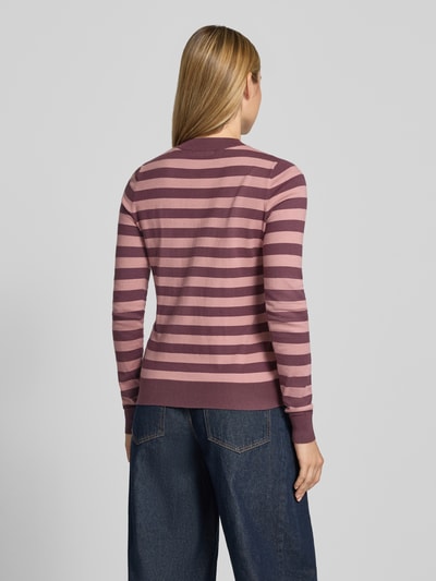 Frauenmodel trägt Strickpullover mit Rundhalsausschnitt von Christian Berg Woman im Viskose-Mix mit Streifen, tailliert, Rückansicht.