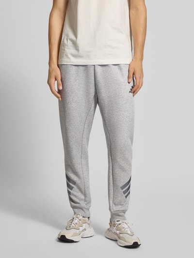 adidas Sportswear Sweatpants mit elastischem Bund und Logo Mittelgrau 4