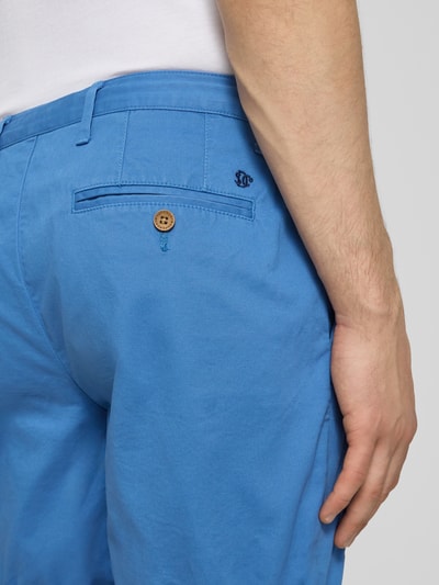 Männermodel trägt Regular Fit Shorts mit Münztasche von Superdry in Blau, Baumwoll-Mix, Gesäßtasche, Nahaufnahme Rückansicht.