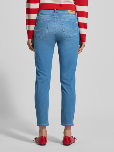 Vrouwenmodel draagt slim fit Jeans met steekzakken Model 'Ornella' van Angels, katoenmix met stretch, hele lichaamsfoto achteraanzicht.