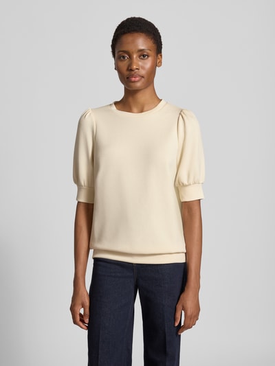 Vrouwenmodel draagt Sweatshirt met Ballonmouwen Model 'BANU' van Soyaconcept, Materiaalmix met stretch, los model, ronde hals, halflange mouwen, crèmekleurig, gladde textuur, Ganzkörperaanzicht van voren.