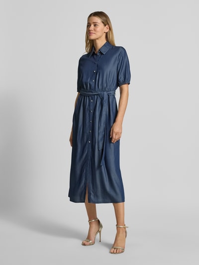 Frauenmodel trägt Tailliertes Freizeitkleid aus reinem Lyocell von s.Oliver BLACK LABEL in Denim-Optik, Midi-Länge, Kurzarm, Ganzkörperansicht von vorne.