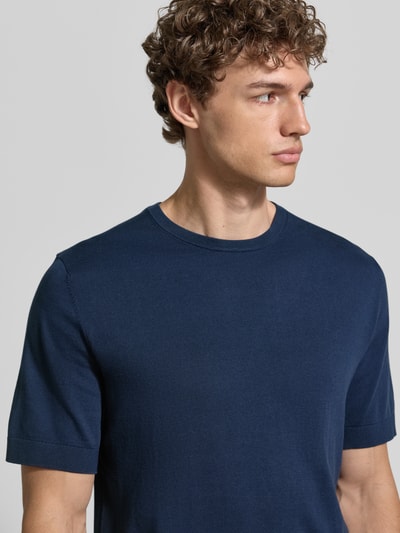 Männermodel trägt Regular Fit T-shirt uit zuiver biologisch katoen model 'TORINO' van SELECTED HOMME, effen kleuren, ronde hals, korte mouw, fijngebreid, nahaufnahme bovenlichaam
