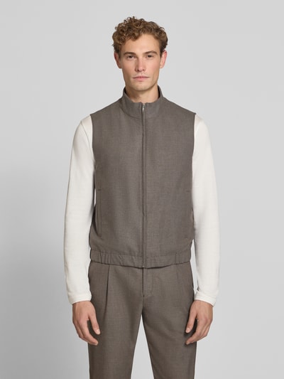 Männermodel trägt Weste mit Stretch-Anteil von ROY ROBSON in Braun, Regular Fit, Stehkragen, Eingrifftaschen; Ganzkörperansicht von vorne.