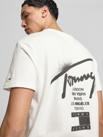 Männermodel trägt Regular Fit T-Shirt aus reiner Baumwolle von Tommy Jeans, Optik: Unifarben, Label-Print, Nahaufnahme Rückansicht.