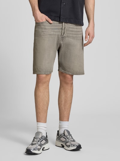 Mannenmodel draagt Relaxed Fit Jeansshorts model 'TONY' van Jack & Jones, mix van katoen en elastaan, steekzakken, bandwijdte maat M 42 cm, binnenbeenlengte maat M 21 cm, grijs, rechte vormen, gladde textuur. Ganzlichaanzicht van voren.