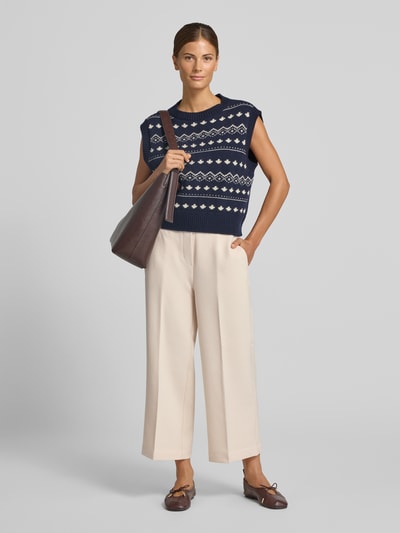 Vrouwenmodel draagt cropped stoffen broek met viscose van someday, elastische materiaalmix, straight fit, steekzakken, bandplooien, achterzak, model 'Curilo', beige kleur, gehele voorkant zicht, KI-modificeerd beeld.
