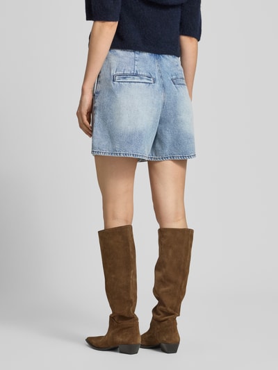 Frauenmodel trägt Hosenrock mit Gesäßtaschen von ARMANI EXCHANGE aus hellblauem Baumwoll-Mix mit Stretch-Anteil, Gerader-Schnitt, Minirock, Knopfverschluss, Gesäßtaschen, Bundweite bei Größe 36: 38 cm, Gesamtlänge bei Größe 36: 39 cm, Ganzkörperansicht Rückansicht.