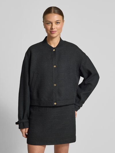 Frauenmodel trägt Oversized Sakko in Bouclé-Optik Modell 'ASENSE-1' von HUGO in Optik: Unifarben, College-Kragen, Ganzkörperansicht von vorne.