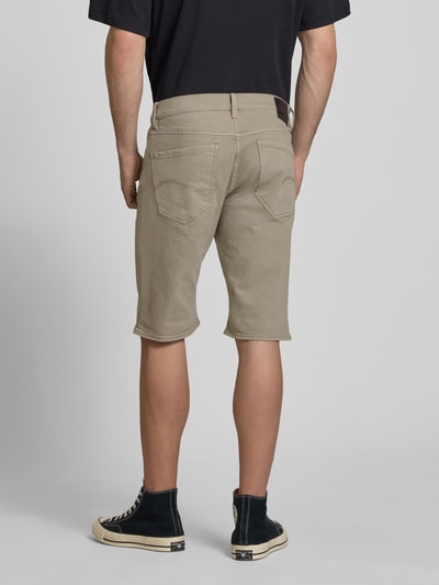 Männermodel trägt Jeansshorts mit Eingrifftaschen Modell 'Mosa' von G-Star Raw in Beige, Regular Fit, Ganzkörperansicht Rückansicht.