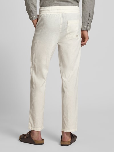 Mannenmodel draagt Hose aus Baumwoll-Leinen-Mix mit elastischem Bund van Blend in regular fit, model 'ABAN', lichte kleur, mix van katoen en linnen, elastische band, bandwijdte maat M 39 cm, binnenbeenlengte maat M 76 cm, textuur licht kreukelig, ganse lichaamsaanzicht achteraan.
