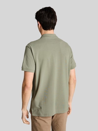 Männermodel trägt Regular Fit Poloshirt aus reiner Baumwolle von Tom Tailor, unifarben, Piqué-Textur, Ganzkörperansicht Rückansicht