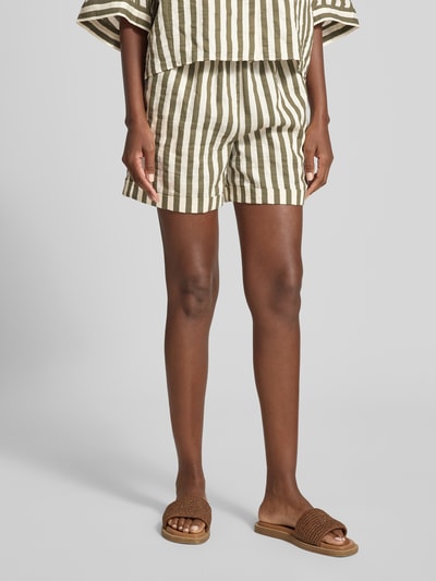 Frauenmodel trägt Shorts aus Leinen-Mix mit elastischem Bund Modell 'BRENDA' von 0039 Italy im Allover-Look, Regular-Fit, Nahaufnahme Oberkörper, Leinen-Baumwoll-Anteil, Bundweite 38 cm, Innenbeinlänge 13 cm, Größe S.