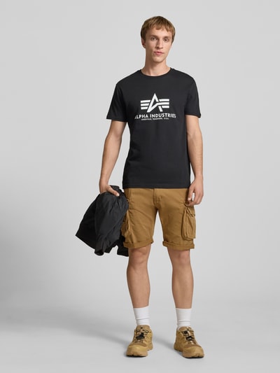 Männermodel trägt Shorts mit Cargotaschen Modell 'CREW SHORT' von Alpha Industries in Braun, Baumwoll-Elasthan-Mix, Regular-Fit, Ganzkörperansicht von vorne.