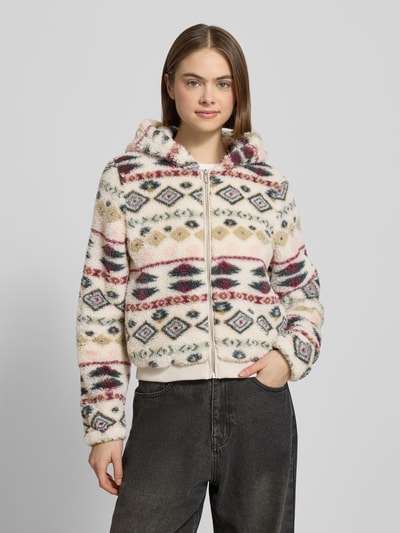 Frauenmodel trägt Regular Fit Sweatjacke mit Kapuze Modell 'ANNA' von Only, Optik:Allover-Muster, mehrfarbig, Teddy-Fell, Nahaufnahme Oberkörper.