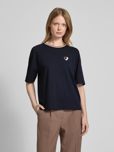 Marc Cain Relaxed Fit T-Shirt aus Viskose mit Label-Patch Marine 4