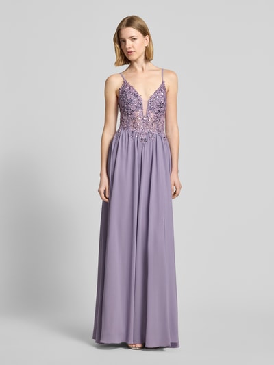 Frauenmodel trägt Abendkleid mit Spitze und Strasssteinbesatz von Mascara, Chiffon, A-Linie, Maxikleid, V-Ausschnitt, Ganzkörperansicht von vorne.