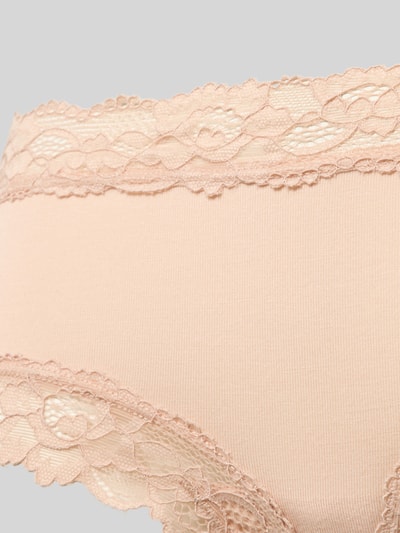 Frauenmodel trägt Slim Fit Panties mit Spitzenbesatz von Skiny aus elastischem Micromodal-Mix, florale Optik, Detailaufnahme.