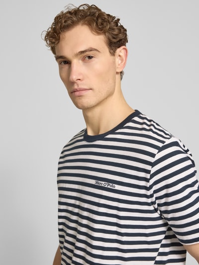 Männermodel trägt Regular Fit T-Shirt aus reiner Baumwolle von Marc O'Polo, gestreiftes Allover-Muster, kurzarm, Jersey-Optik, Nahaufnahme Oberkörper.