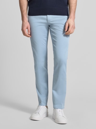 Männermodel trägt Slim Fit Chino aus Baumwoll-Mix Modell 'Chino Slim' von BOSS Orange, Optik: Unifarben, Twill, Ganzkörperansicht von vorne.