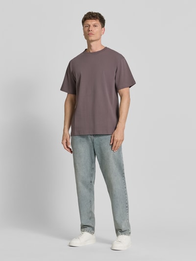 Männermodel trägt Herren T-Shirt Relaxed Fit T-Shirt aus reiner Baumwolle Modell 'MAARKOS HEAVY WEIGHT' von Armedangels, Optik: Unifarben, Passform: Relaxed-Fit, Logo-Stitching, Rundhals, Ärmelform: Kurzarm, Materialverarbeitung: Jersey, Material: reine Baumwolle, Ganzkörperansicht von vorne.
