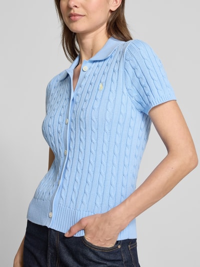 Frauenmodel trägt Slim Fit Strickjacke mit Polokragen von Polo Ralph Lauren in Optik: Unifarben, Logo-Stitching, Strick, Nahaufnahme Oberkörper.