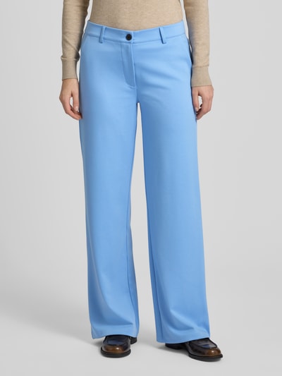 Vrouwenmodel draagt lichtblauwe Wide Fit stofbroek met viscose-aandeel model 'Nanni' van FREE/QUENT, elastische mix, vooraanzicht, detailopname.