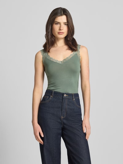 Kobiece modelka nosi Slim Fit Tank Top aus Viskose-Mix Modell 'ROSA' od Vero Moda, efekt: jednolity kolor, obszycie koronką, dekolt w serek, szerokie ramiączka, mieszanka wiskozy, Ganzkörperansicht von vorne.